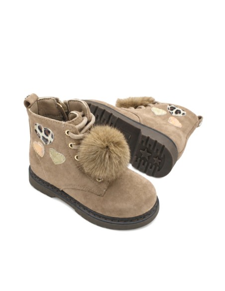 Bota taupe niña con cordones, pompón y detalles de corazones
