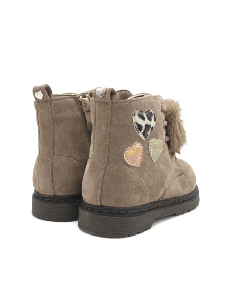 Vista trasera de bota militar taupe niña con corazones