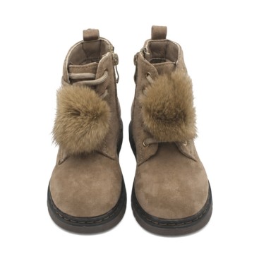 Vista frontal de bota militar taupe niña de antelina