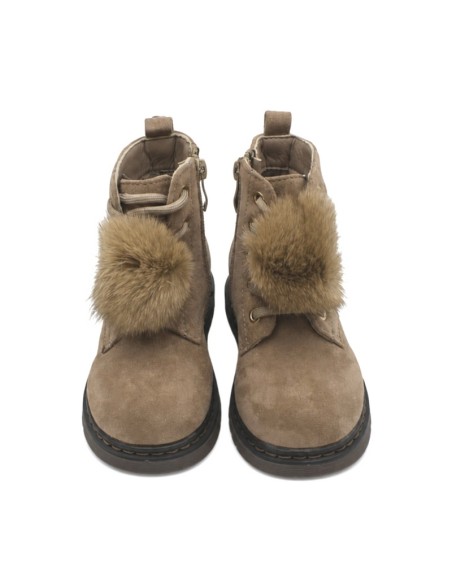 Vista frontal de bota militar taupe niña de antelina
