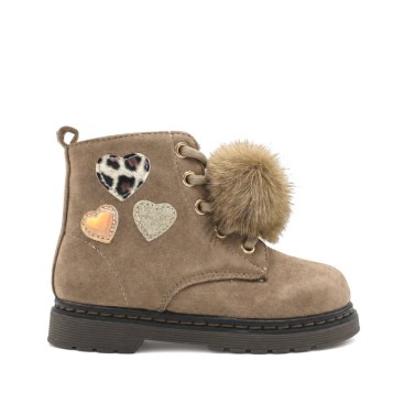 Bota militar taupe niña de antelina con pompón y corazones