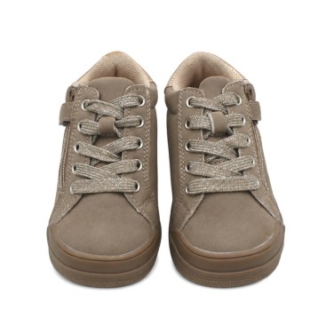 Vista frontal de botín taupe niña con cordones