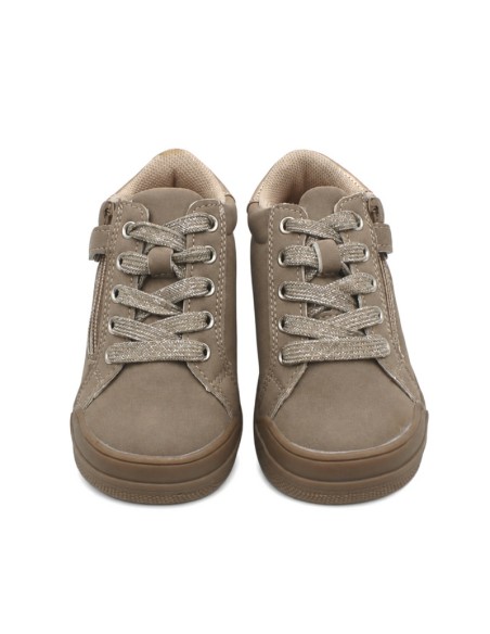 Vista frontal de botín taupe niña con cordones