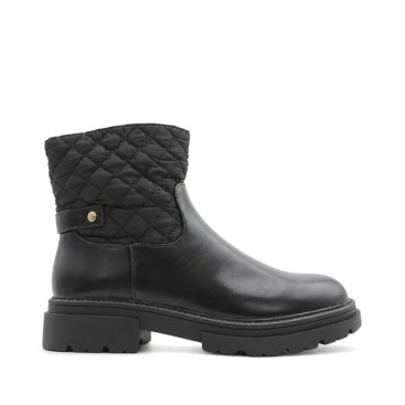 Botín negro acolchado niña vista lateral