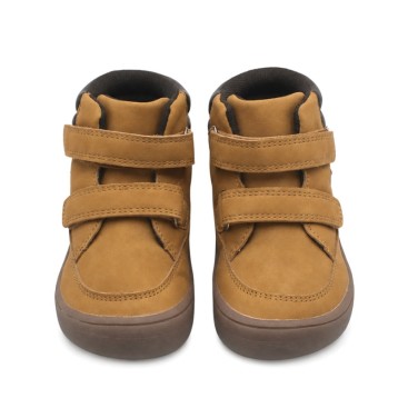 Vista frontal de botín barefoot camel con puntera ancha