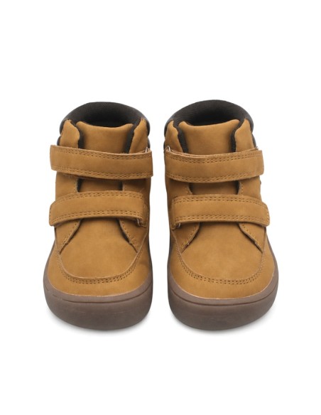 Vista frontal de botín barefoot camel con puntera ancha