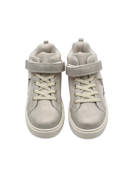 Vista frontal de zapatillas abotinadas doradas para niña