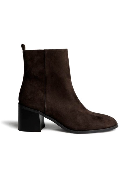 Botín marrón chocolate de antelina para mujer con tacón ancho de 6 cm Corina M6855 vista lateral