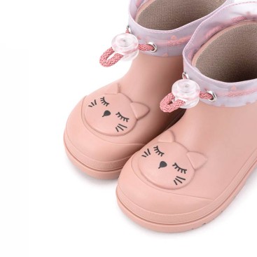 Detalle de gato en bota de agua Igor Mendi maquillaje