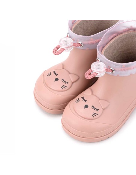 Detalle de gato en bota de agua Igor Mendi maquillaje