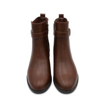 Vista frontal de botín plano camel para mujer
