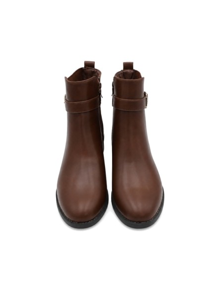 Vista frontal de botín plano camel para mujer