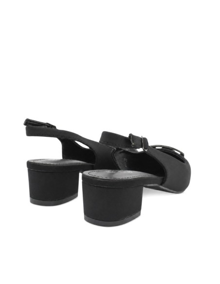 Vista trasera de zapato negro con tacón cuadrado de 4 cm