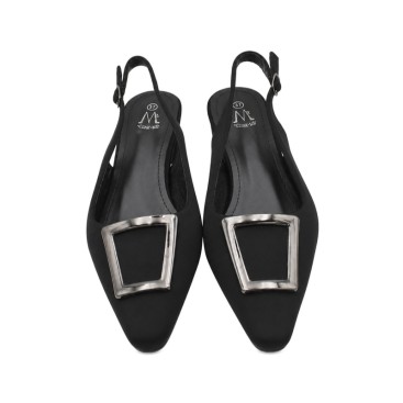 Vista frontal de zapato negro destalonado para mujer