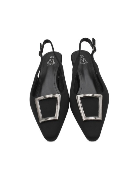 Vista frontal de zapato negro destalonado para mujer