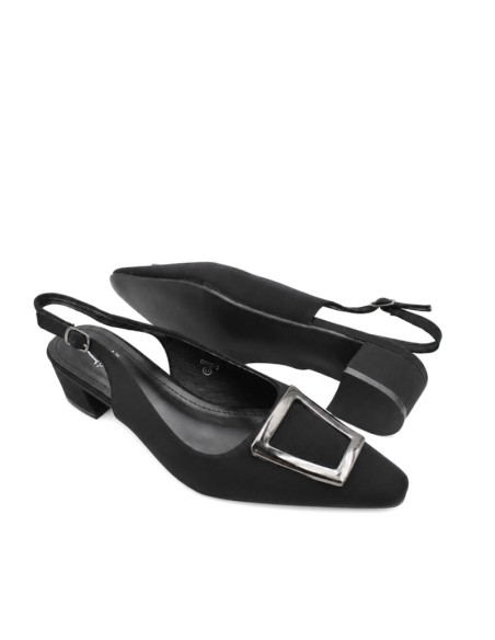 Zapato negro destalonado tallas grandes mujer con adorno metálico