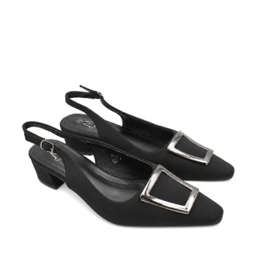 Zapato negro destalonado con hebilla metálica vista tres cuartos