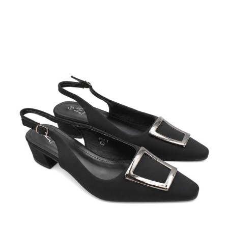 Zapato negro destalonado de tacón bajo con hebilla