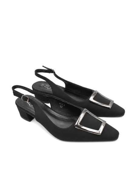Zapato negro destalonado con hebilla metálica vista tres cuartos
