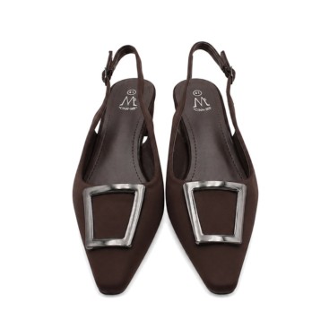 Vista frontal de zapato destalonado marrón para mujer