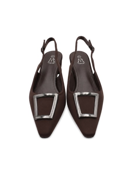 Vista frontal de zapato destalonado marrón para mujer