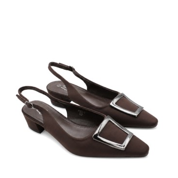 Zapato marrón con hebilla trasera y adorno metálico