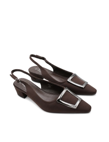 Zapato marrón con hebilla trasera y adorno metálico
