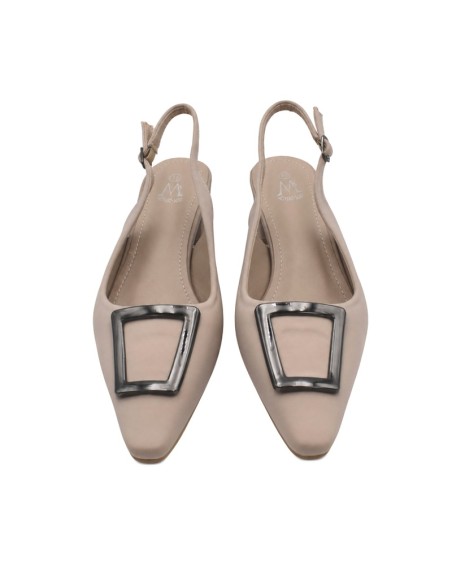 Vista frontal de zapato beige con adorno metálico