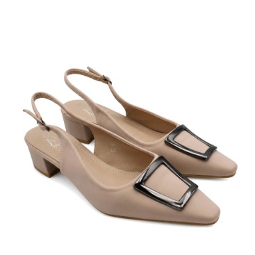 Zapato beige destalonado con hebilla vista tres cuartos