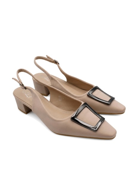 Zapato beige destalonado con hebilla vista tres cuartos