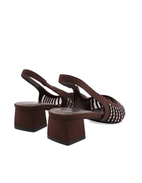 Vista trasera de zapato marrón con tacón cuadrado de 4 cm