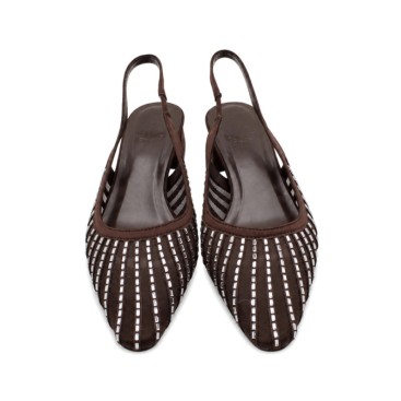 Vista frontal de zapato destalonado marrón para mujer