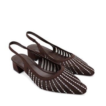 Zapato marrón de fiesta con pedrería vista tres cuartos