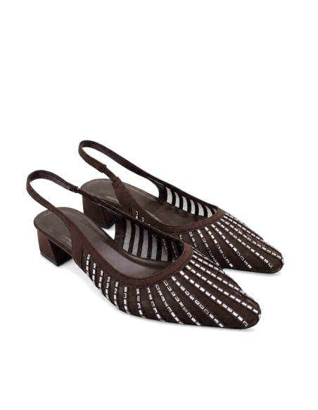 Zapato marrón de fiesta con pedrería vista tres cuartos