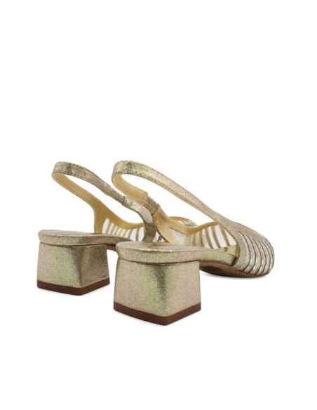 Vista trasera de zapato dorado con tacón cuadrado de 4 cm