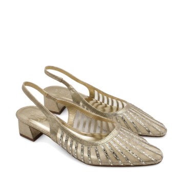 Zapato dorado de fiesta con pedrería vista tres cuartos