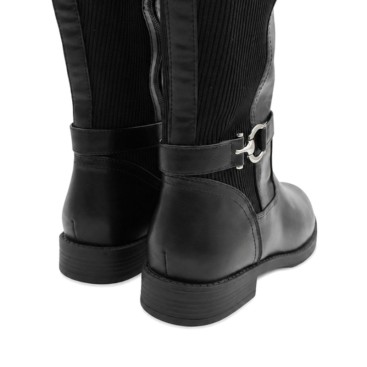 Detalle de hebilla lateral en bota negra de tallas grandes