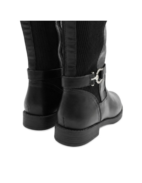 Detalle de hebilla lateral en bota negra de tallas grandes