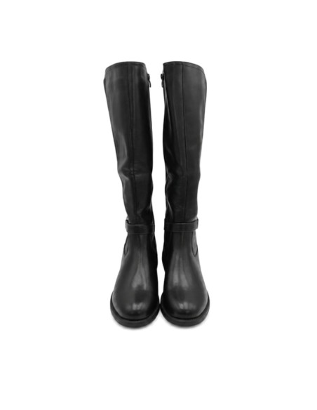 Vista frontal de bota plana negra para mujer
