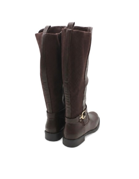 Vista trasera de bota marrón con panel textil elástico