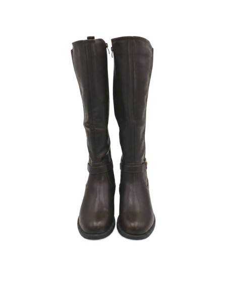 Vista frontal de bota marrón plana para mujer