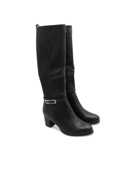 Botas altas negras tacón mujer vista en pareja