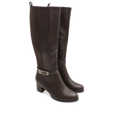 Botas altas marrones tacón mujer vista en pareja