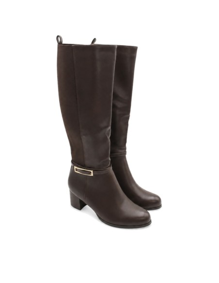 Botas altas marrones tacón mujer vista en pareja