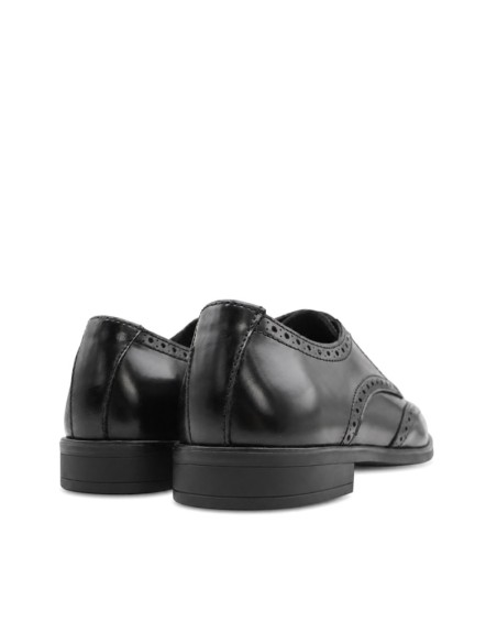 Vista trasera de zapato brogue negro para hombre