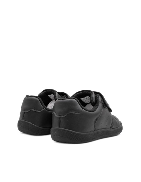 Vista trasera de zapatilla negra barefoot con suela flexible