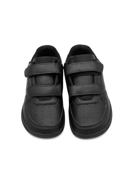 Vista frontal de zapatilla barefoot negra con velcro