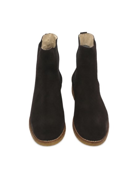Bota marrón de hombre en serraje vista frontal