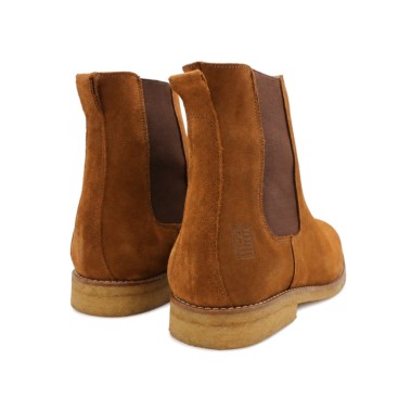 Vista trasera de bota Chelsea camel para hombre