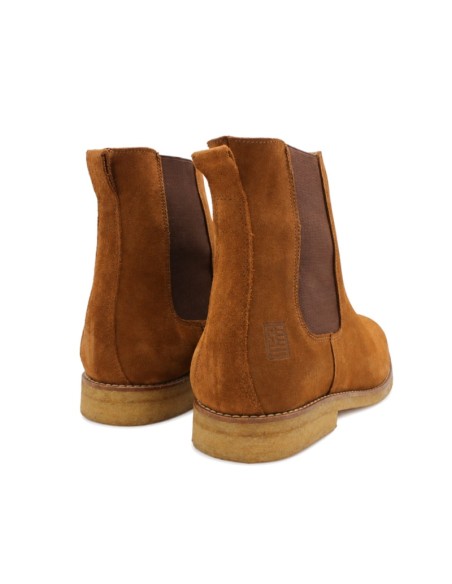 Vista trasera de bota Chelsea camel para hombre